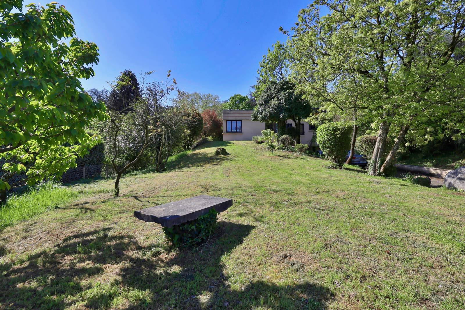 Oullins Maison d'architecte des années 60. Dépendances . Terrain  1383 m²