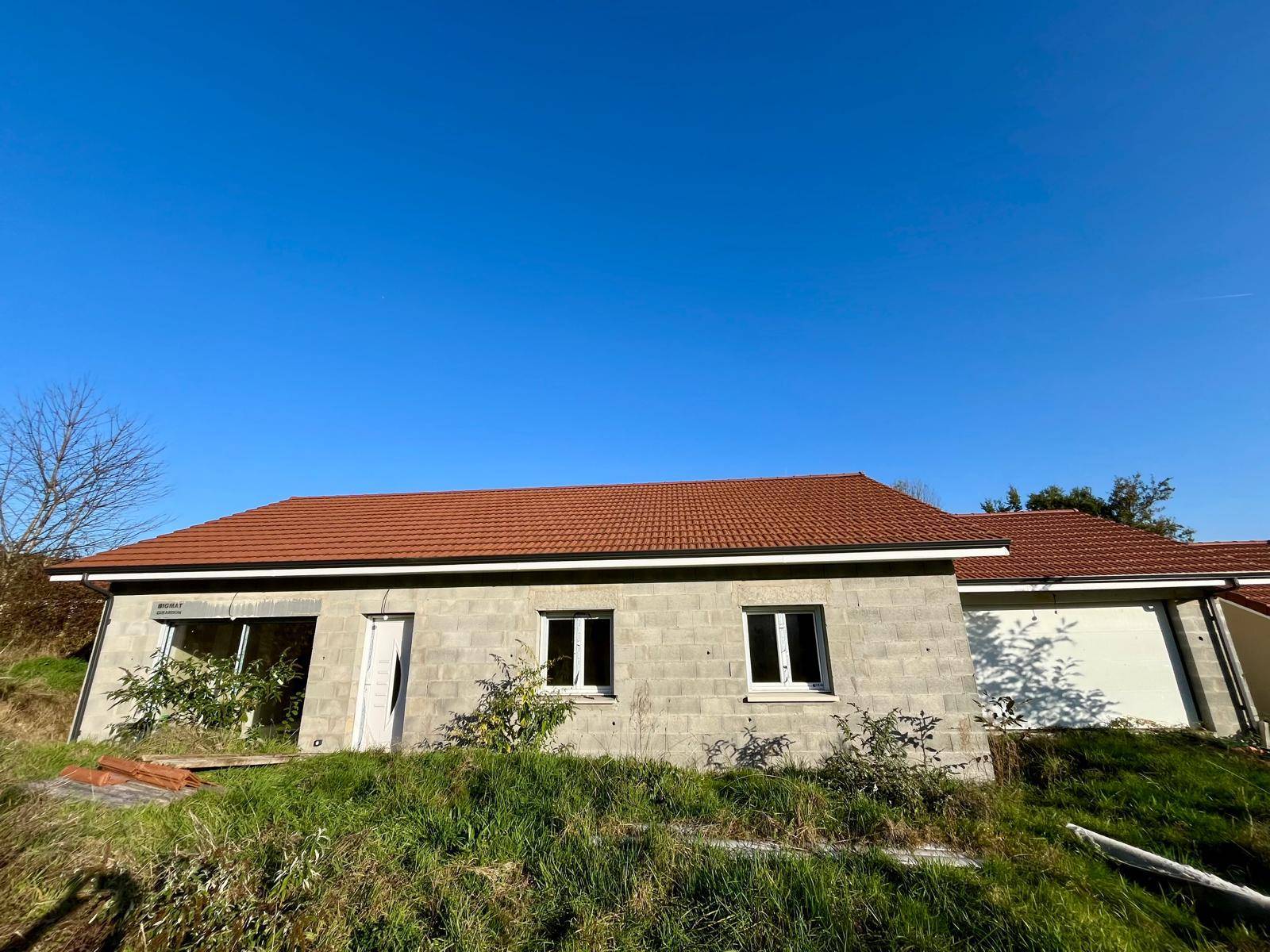 Maison neuve plain-pied à finir avec garage et jardin sur les Abrets