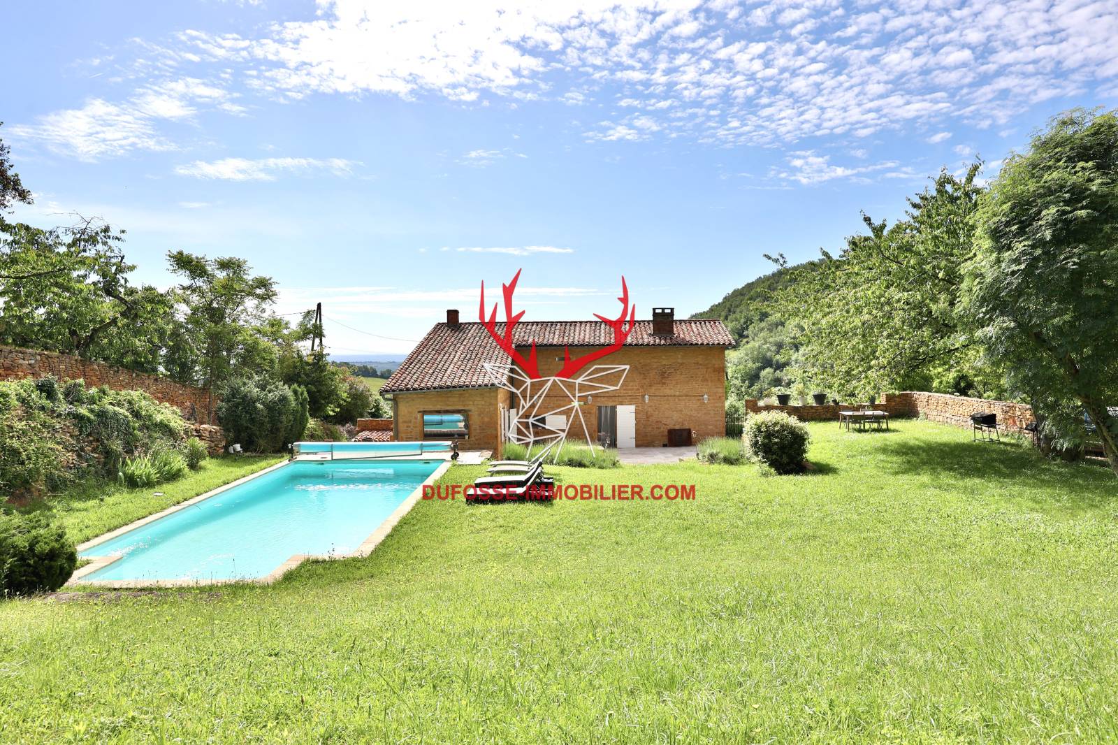 Jardin et piscine situés derrière la maison