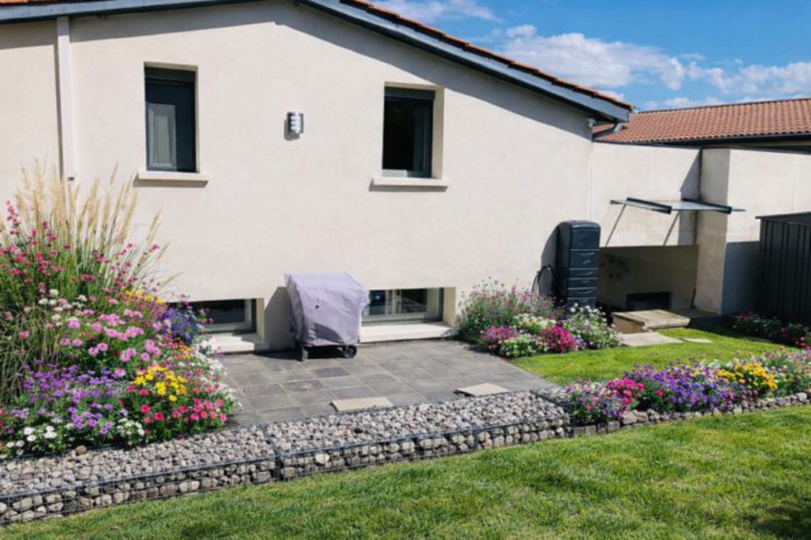 Maison de caractère de type 4 avec jardin arboré et places de stationnement - Vaugneray