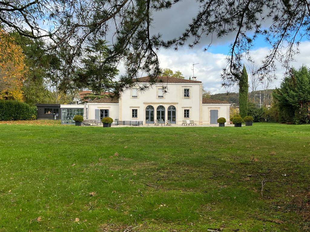 Propriete exceptionnelle sur les monts d'or avec piscine et terrain plat 