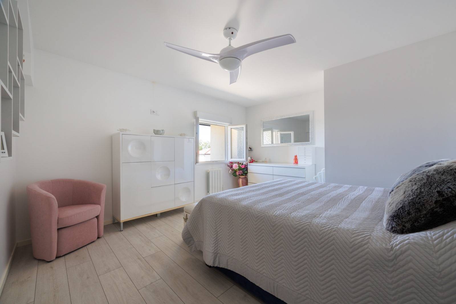 Maison familiale avec terrasse au calme Mions centre ville beaux volumes