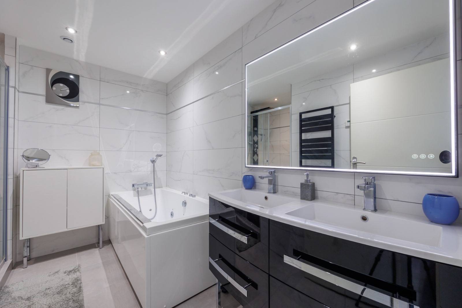 Maison familiale avec terrasse au calme Mions centre ville beaux volumes