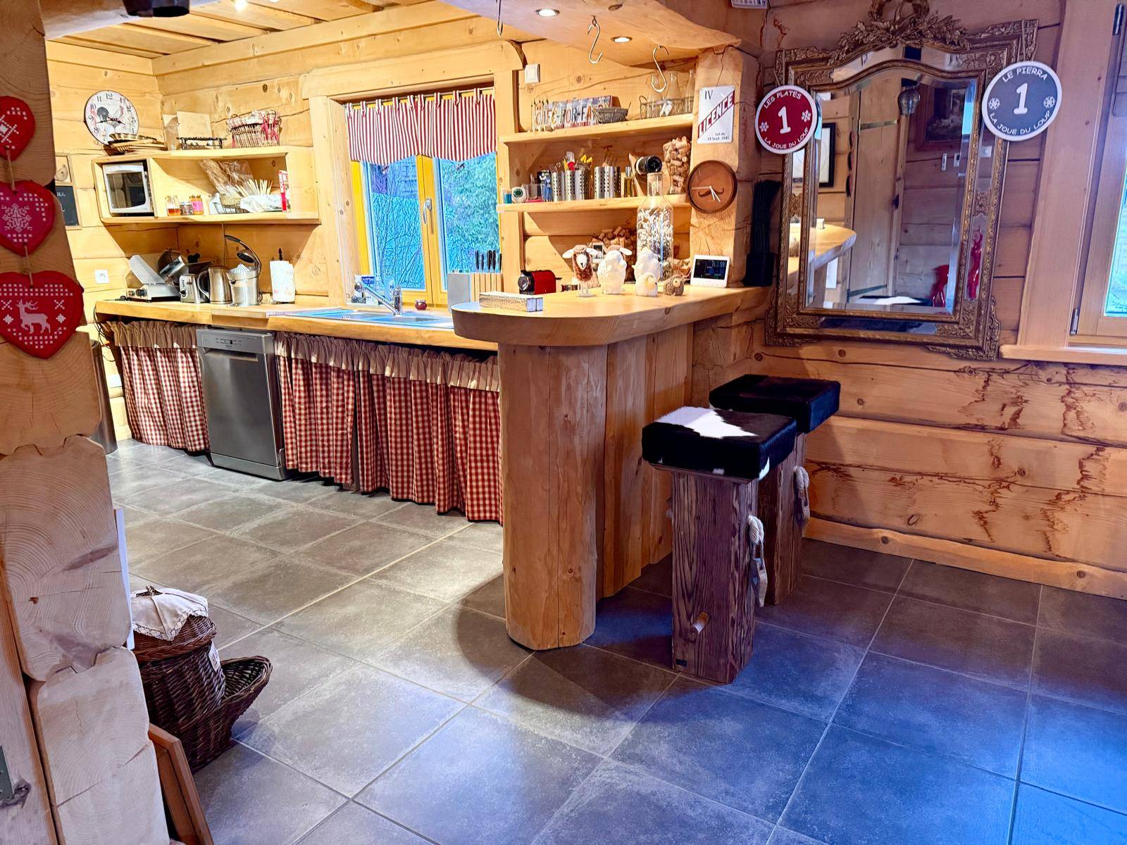 La Joue du Loup, chalet 240 m2 avec 4 chambres, sous sol, salle de sport terrain 1500 m2 divisible
