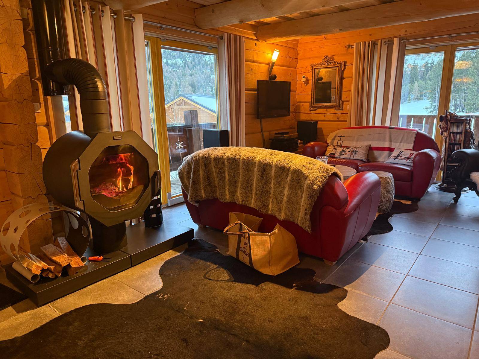 La Joue du Loup, chalet 240 m2 avec 4 chambres, sous sol, salle de sport terrain 1500 m2 divisible