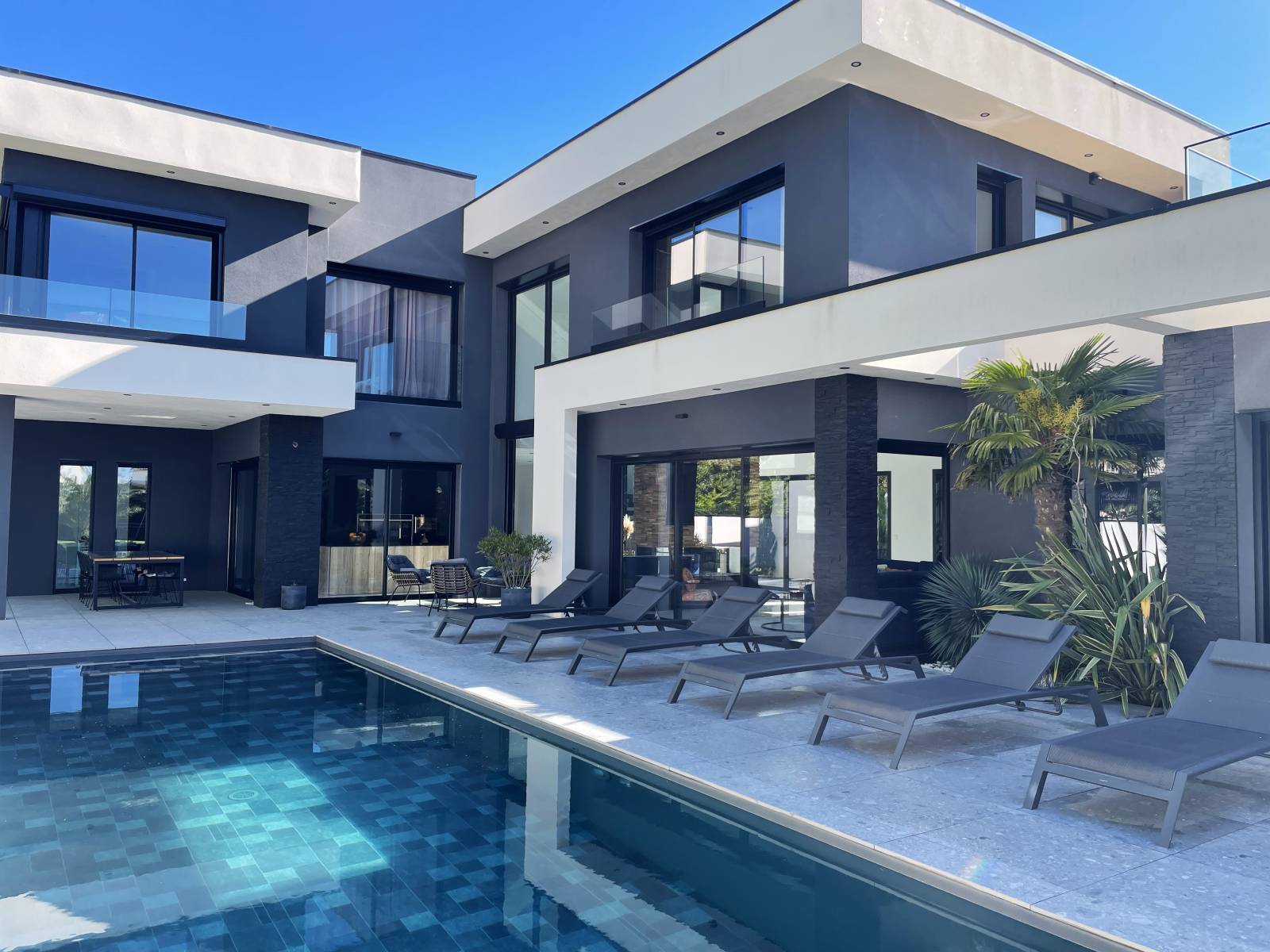 Villa contemporaine récente à Tassin-La-Demi-Lune limite Charbonnières avec 5 chambres et très grande piscine au calme et sans vis a vis