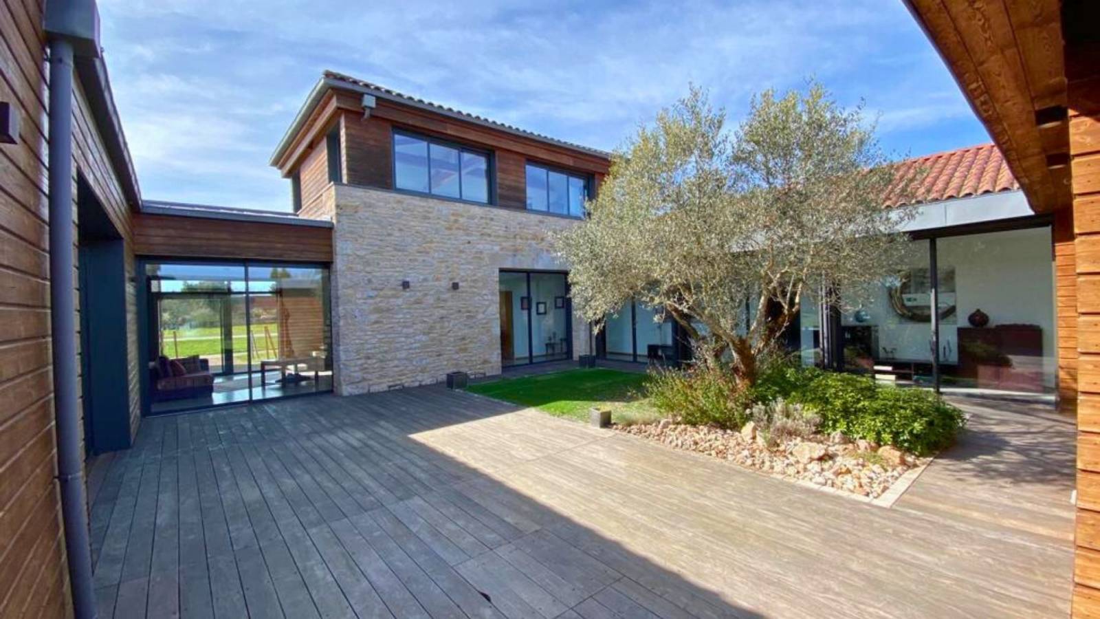 Centre équestre avec manège à vendre comprenant paddocks boxs et installations modernes proche de Tassin la Demi Lune