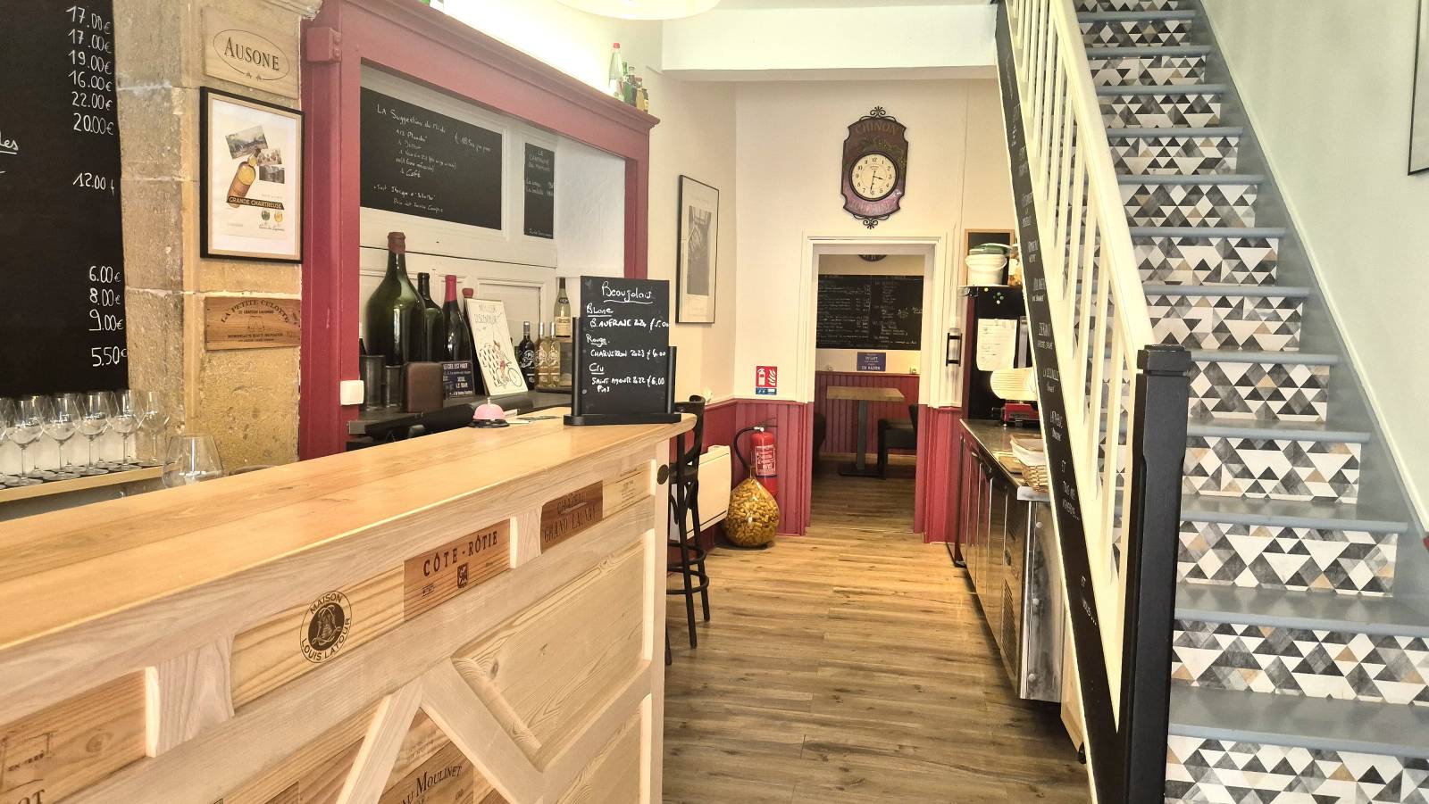 Bar à vin - Val d'Oingt - Place principale et commerçante