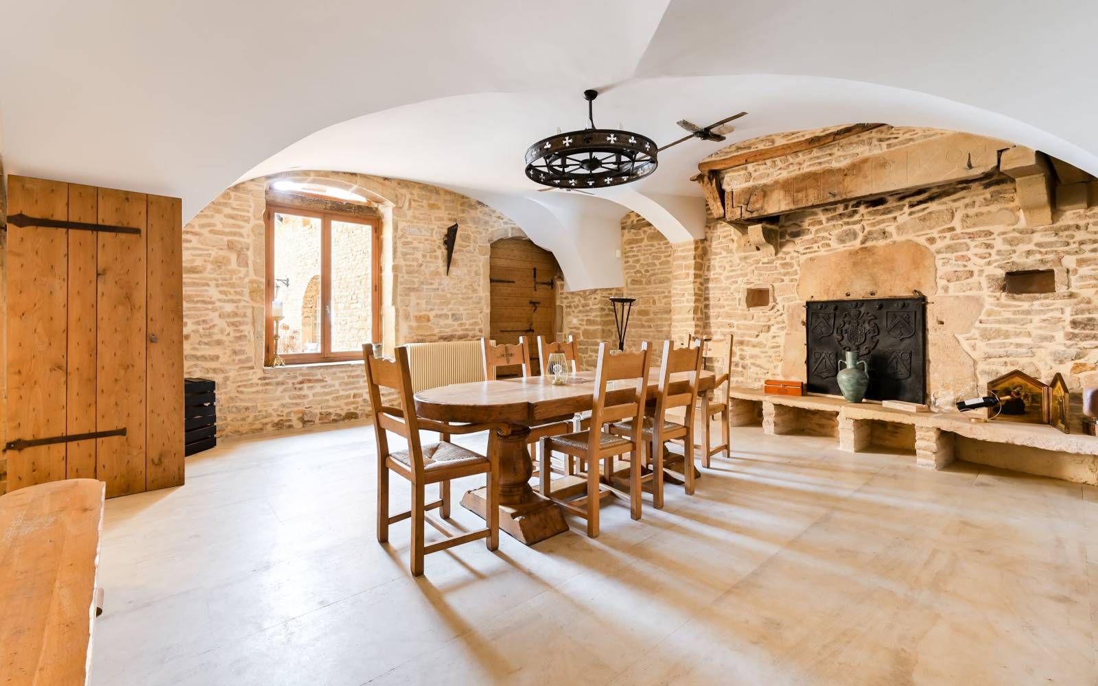 Pièces de réception ouvrant sur la cour intérieure - Salle à manger de 34 m² - Salle de jeux de 24 m² - 