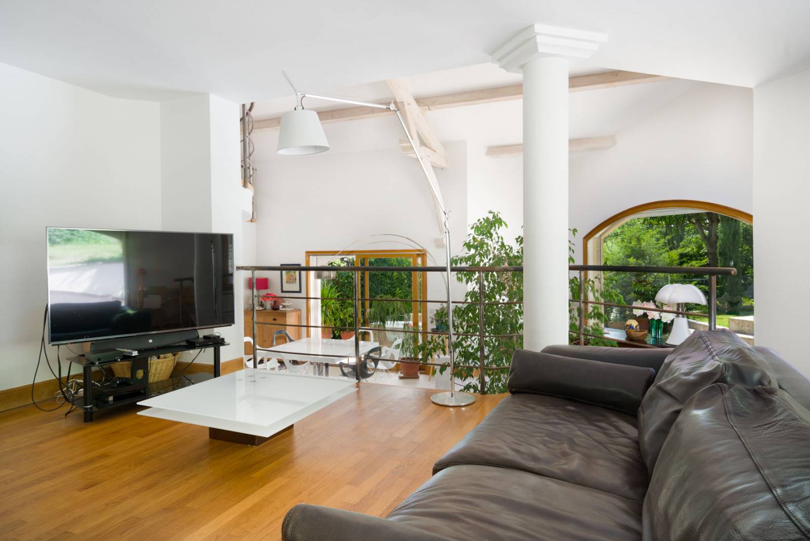salon mezzanine