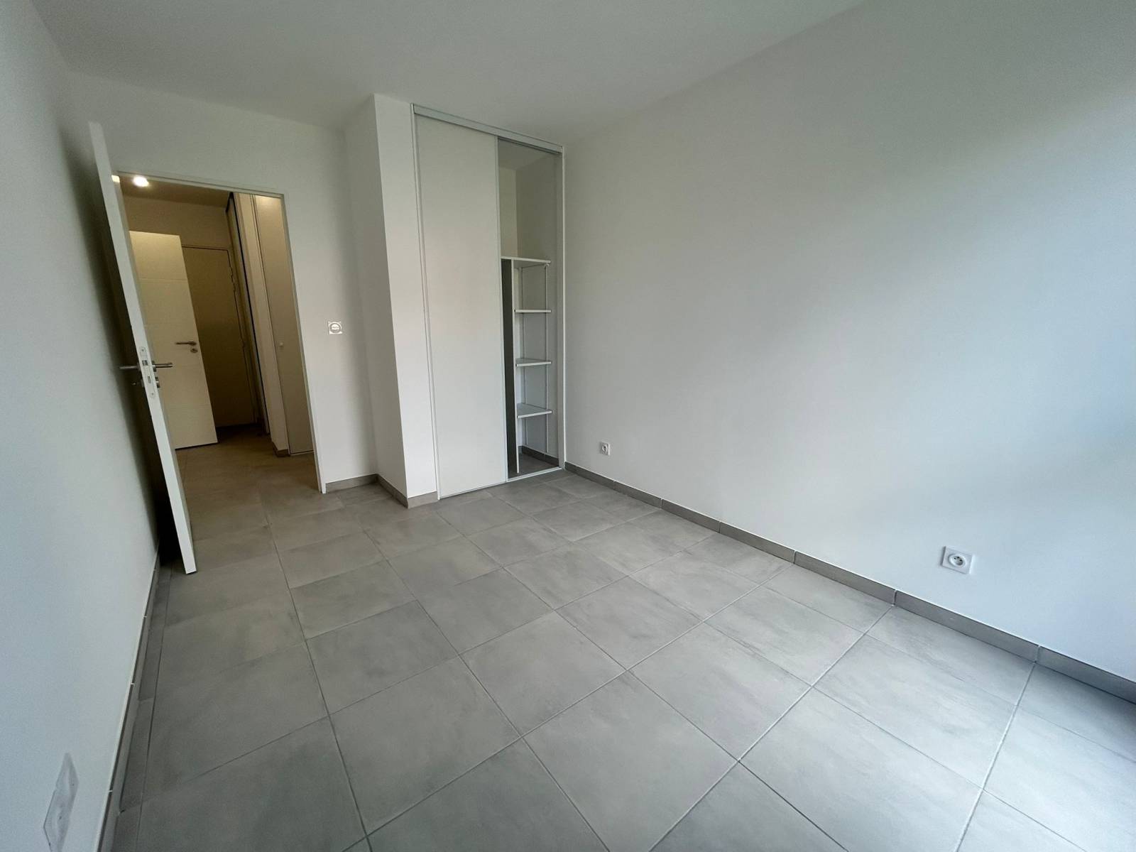 Chambre avec placard mural