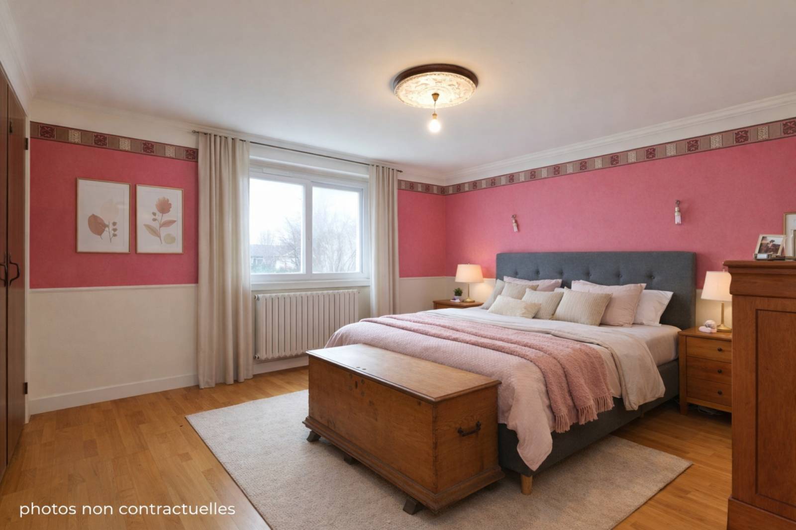 Projection d’aménagement d’une chambre en rez-de-chaussée exposée sud avec placard mural intégré et parquet