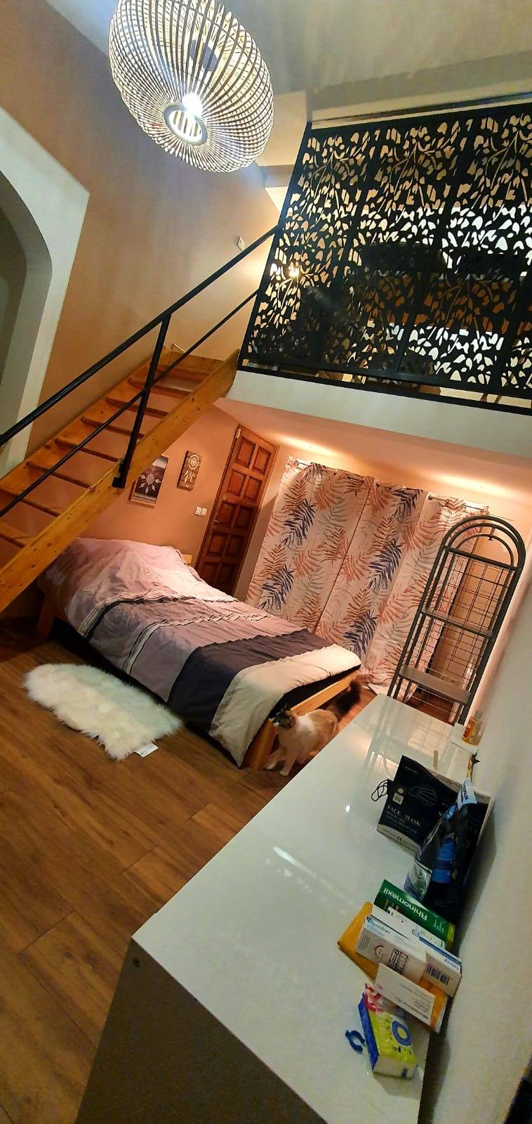 Grande chambre avec accès mezzanine