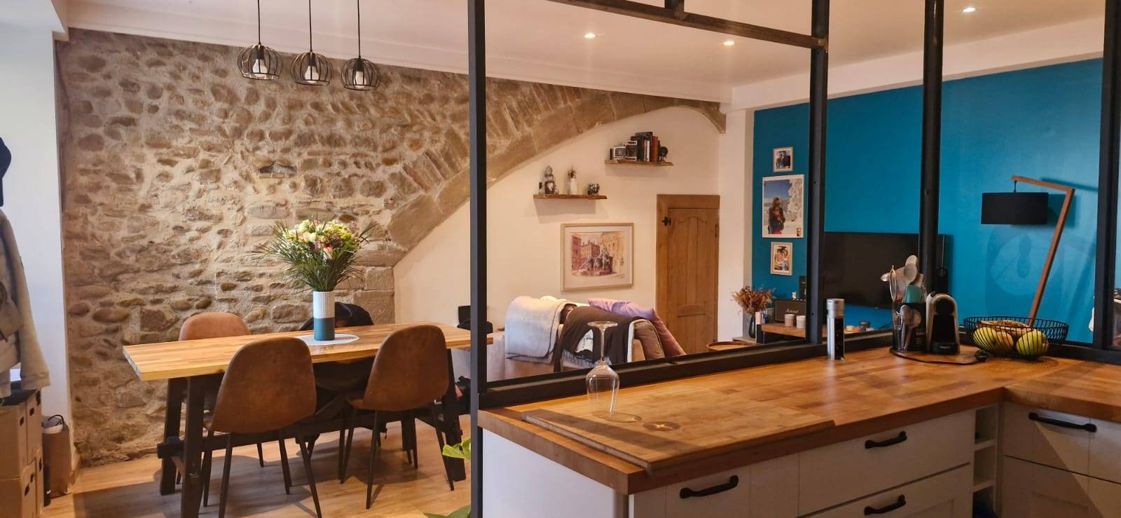 Espace cuisine partiellement ouvert