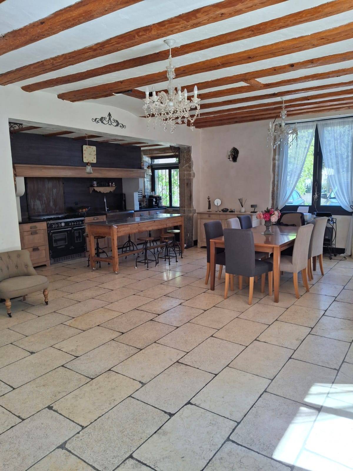 Millery demeure de caractere centre village avec garage et parking