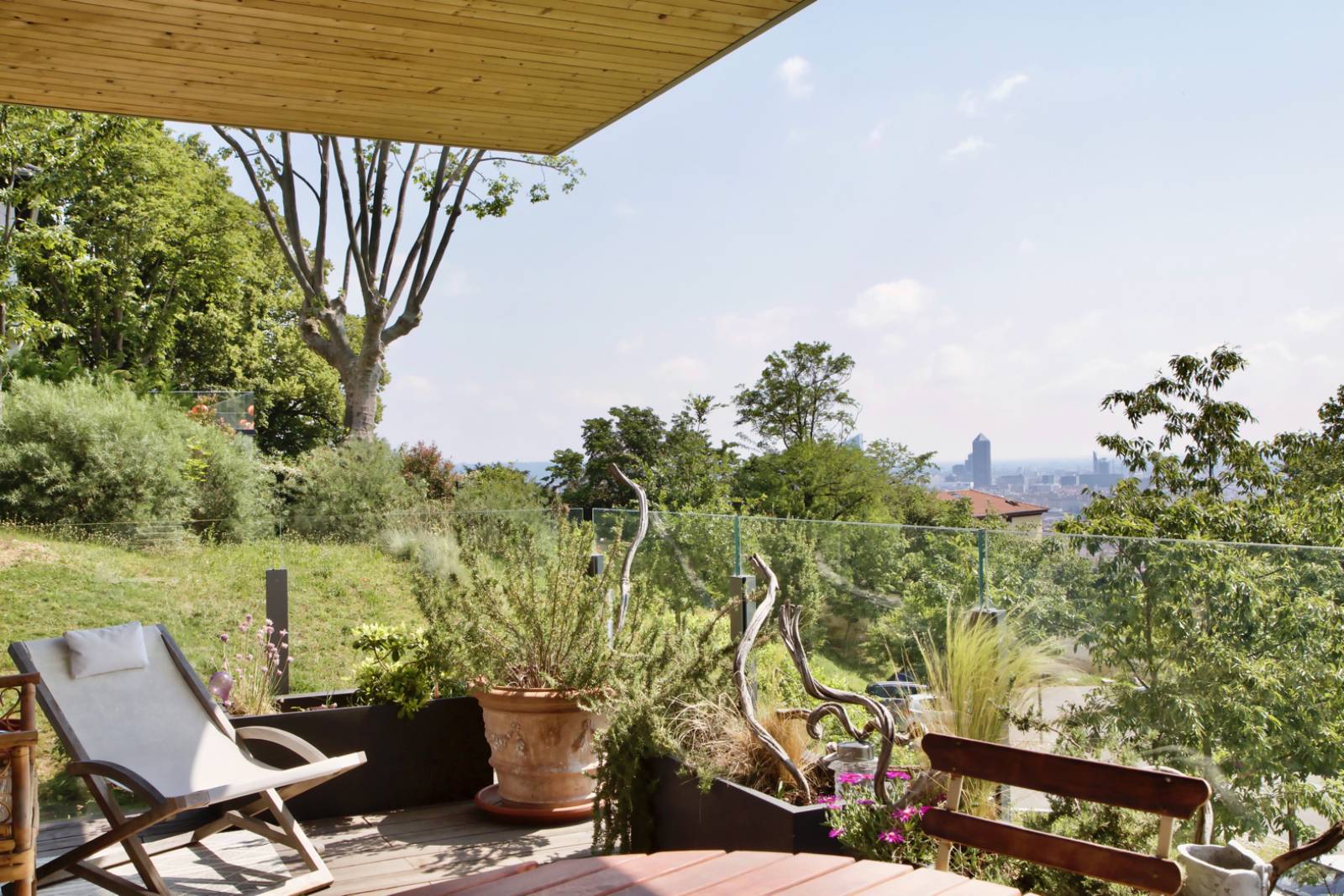 appartement vue sur Lyon avec 3 chambres, cave et garages 