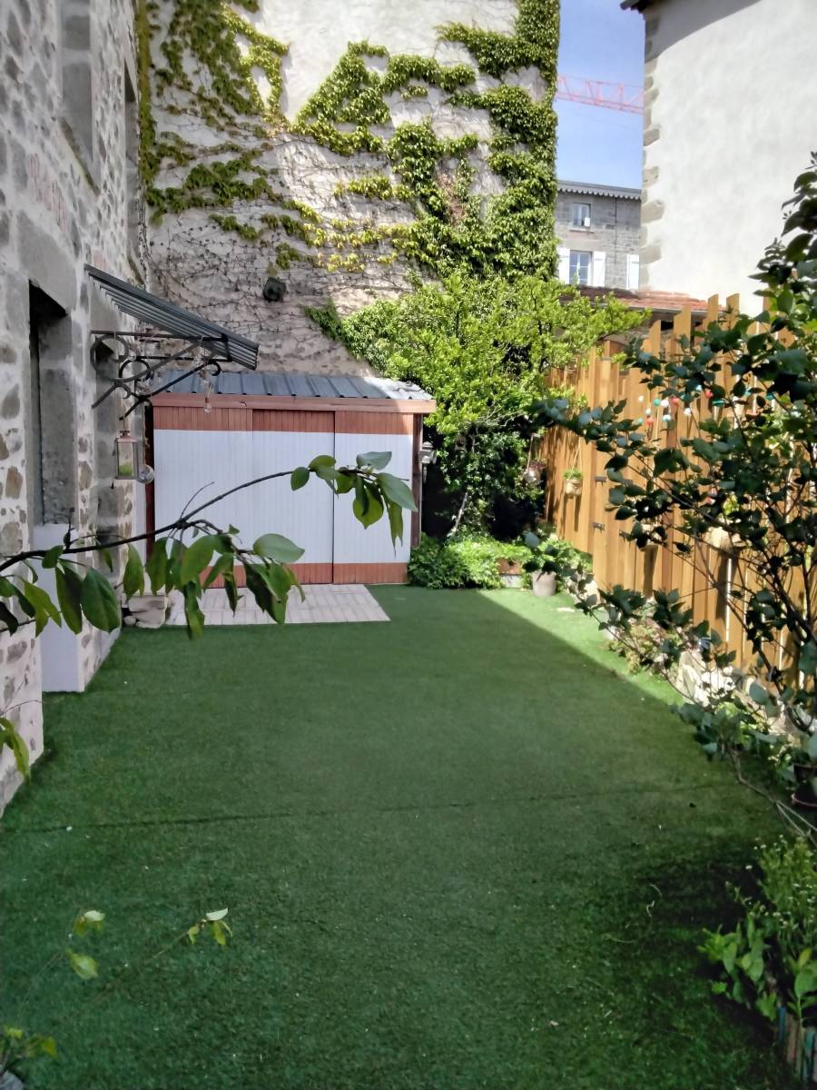 Maison sur Messimy extérieur intimiste clos et arboré , avec abris de jardin