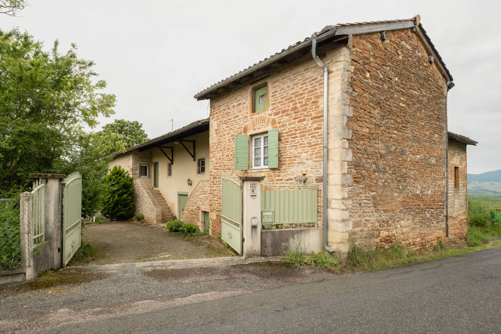Bâtisse en pierre avec vue sur les Monts du Beaujolais