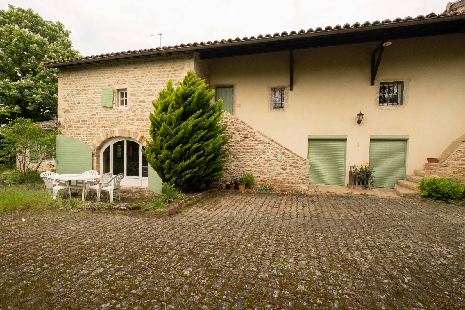 Grand jardin à Pommiers 