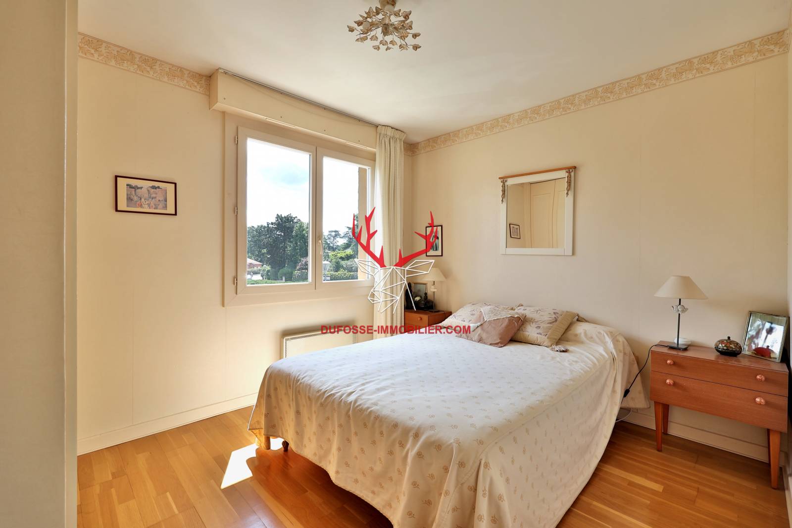 Chambre de 12,97 m² avec placards de rangement