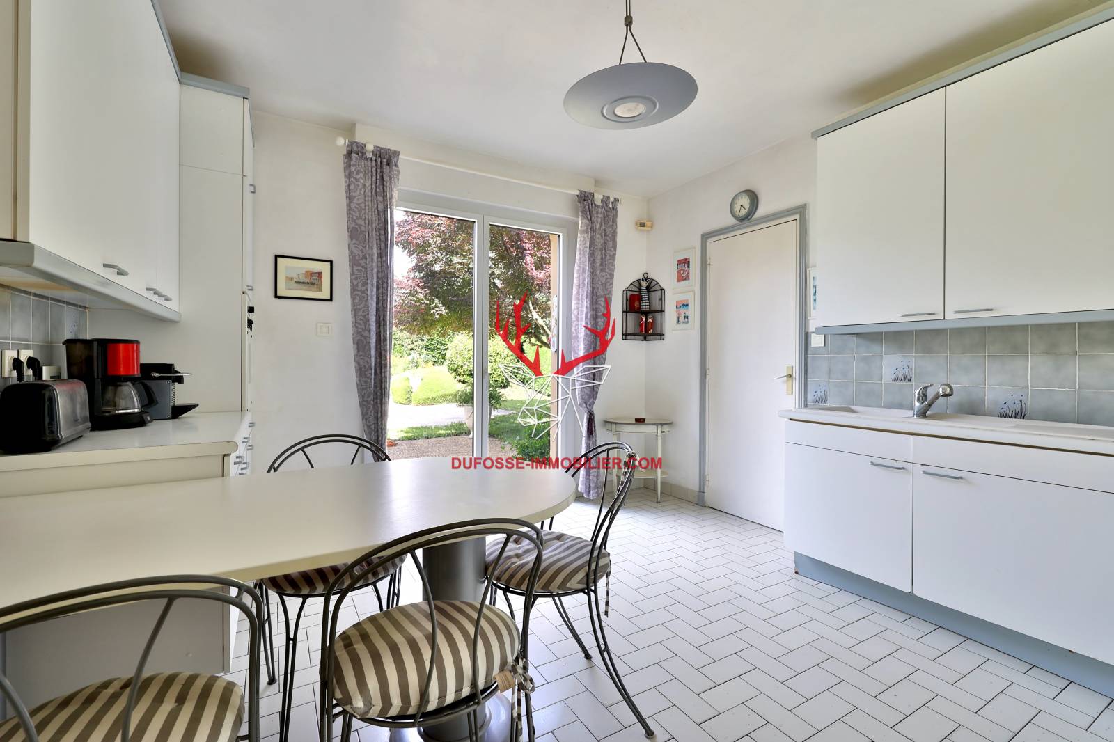 Cuisine de 14,64 m² ouvrant sur la terrasse