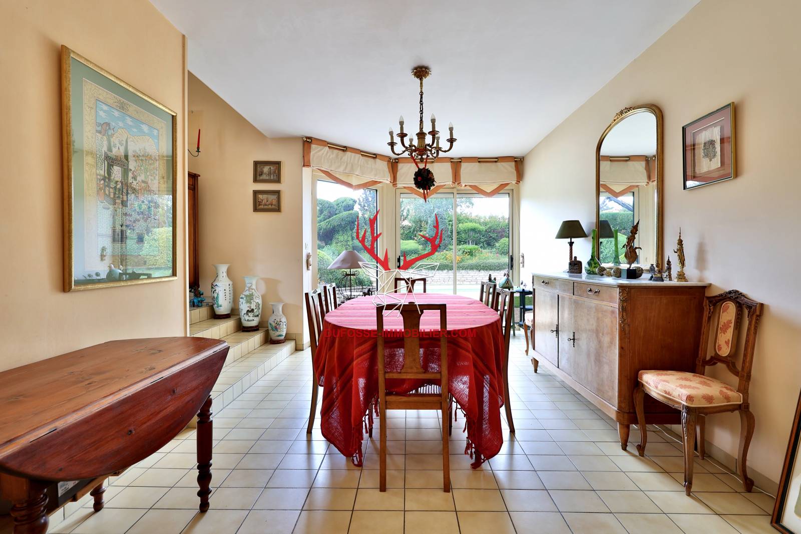 Salle à manger ouvrant sur la terrasse, le jardin et la piscine