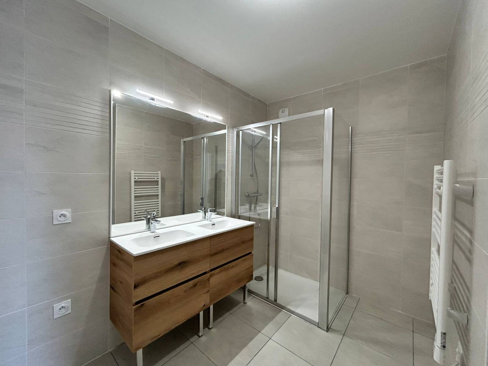 Salle d'eau avec double vasques