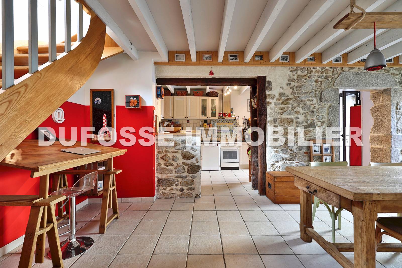 Salle à manger vue cuisine poutres et pierres apparentes