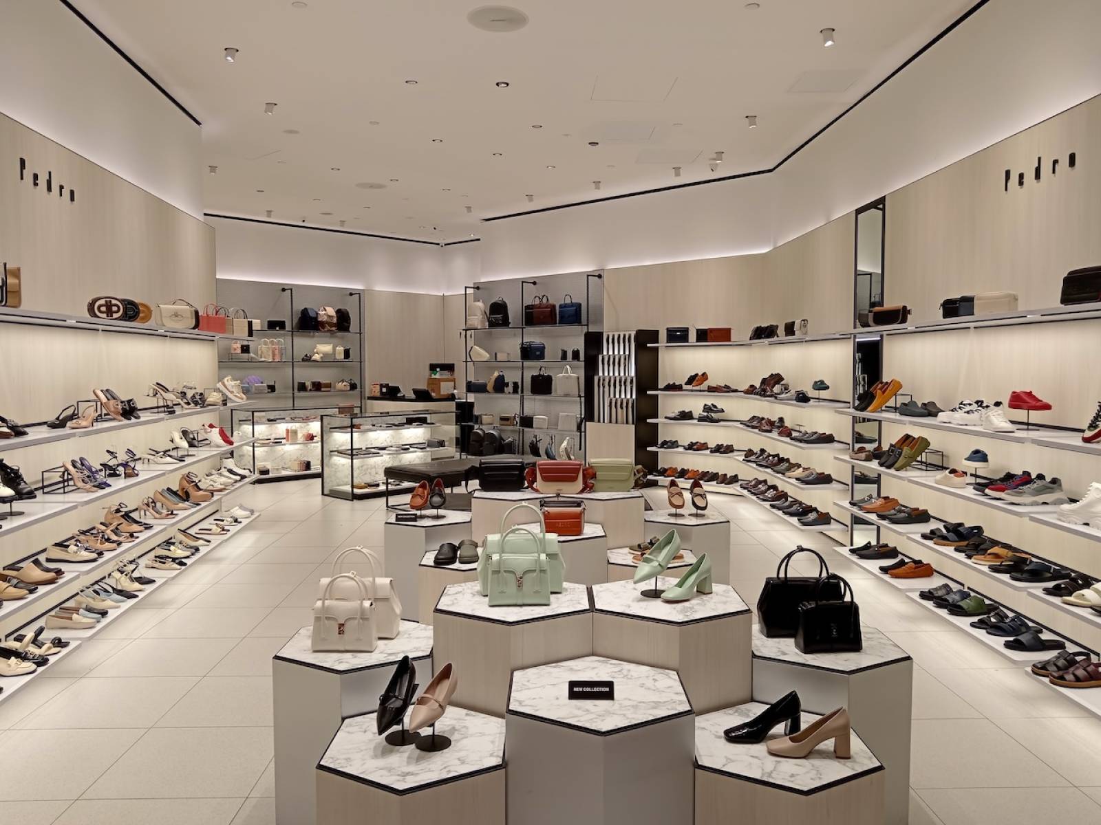 magasin de chaussure sur Ecully avec vitrine 