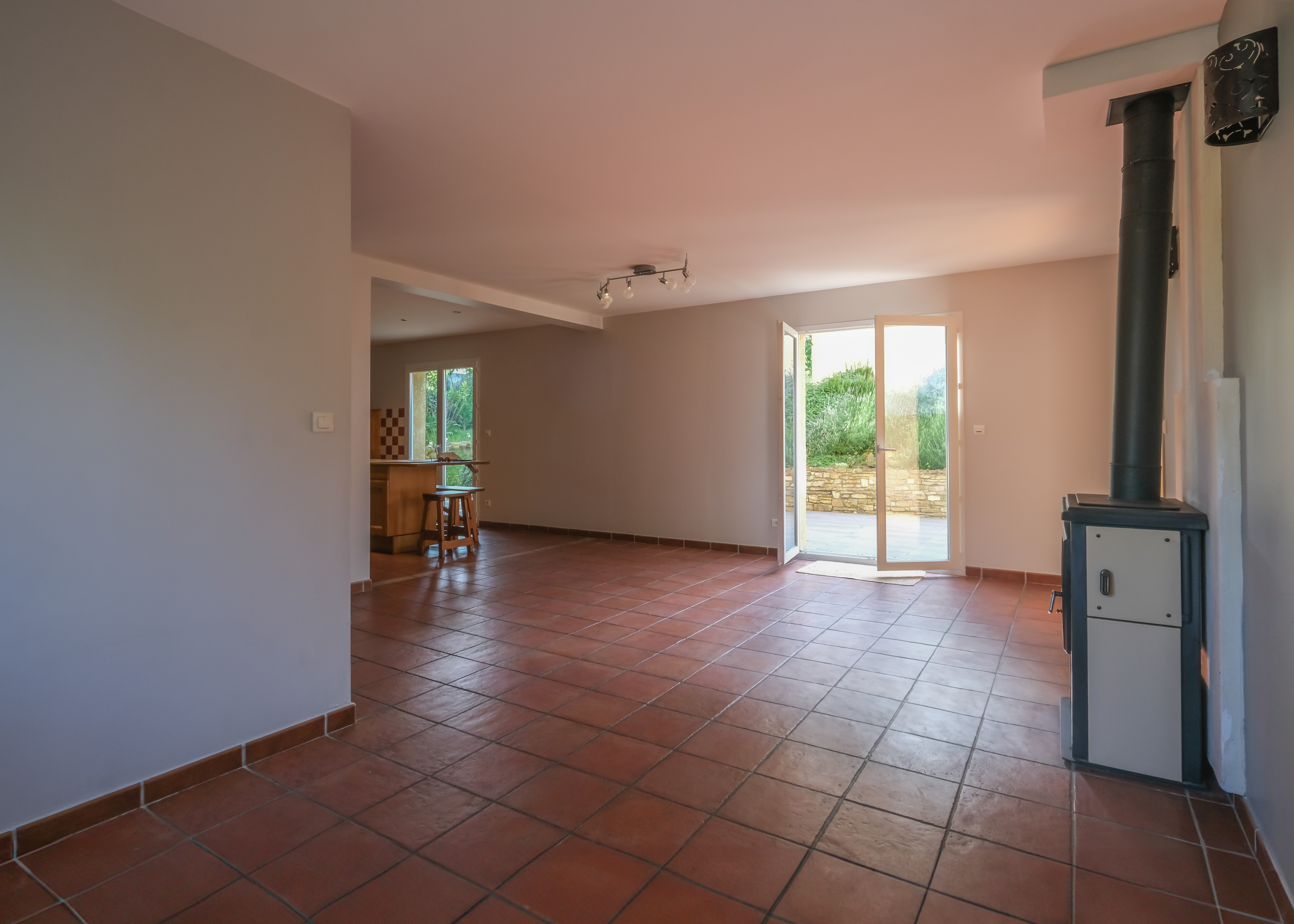 maison lumineuse avec belles ouvertures à Lachassagne