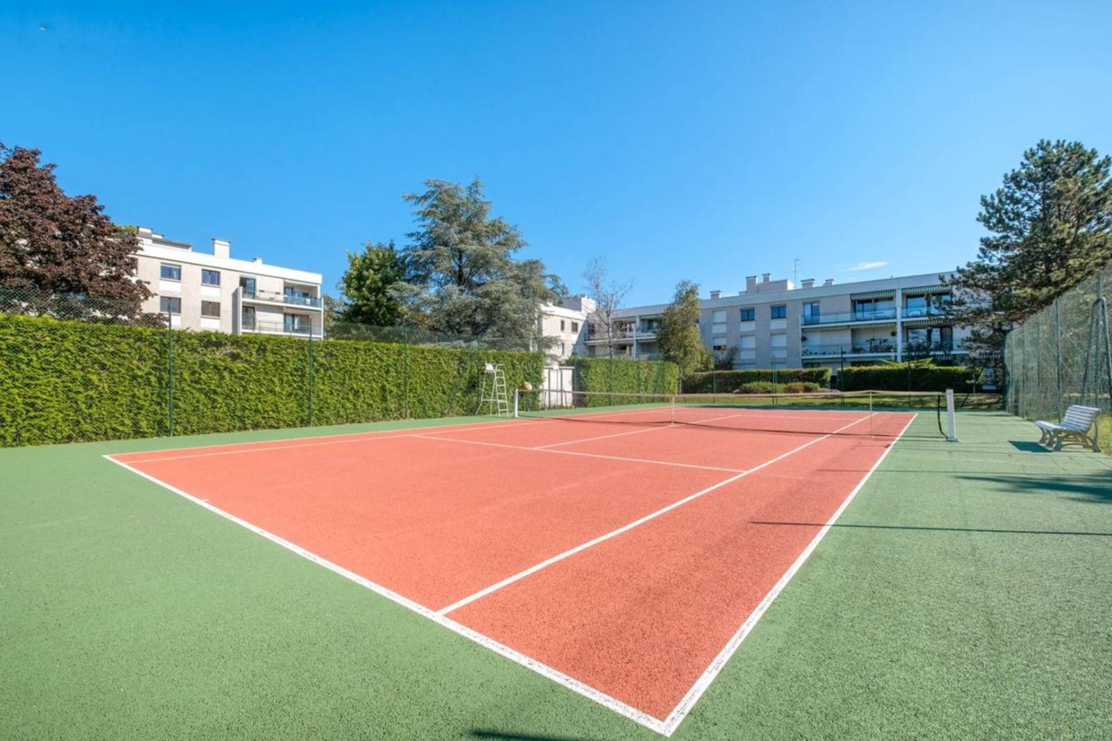 Charbonnières-les-Bains appartement proche centre, renovation soignée et belle decoration, commerces et bus tcl avec piscine et tennis