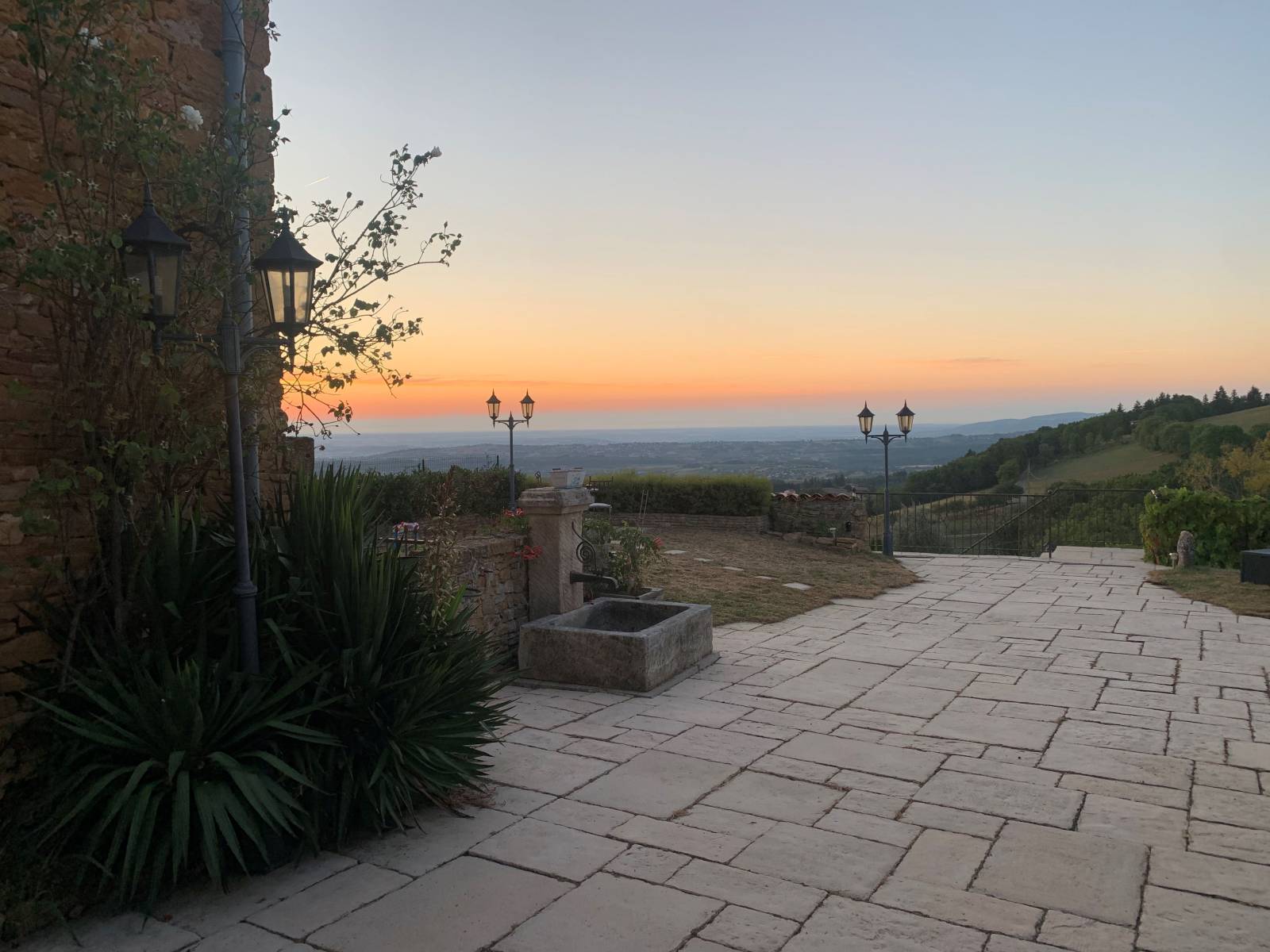 Vue panoramique sur la vallée de la Saône jusqu'à la chaine des Alpes
