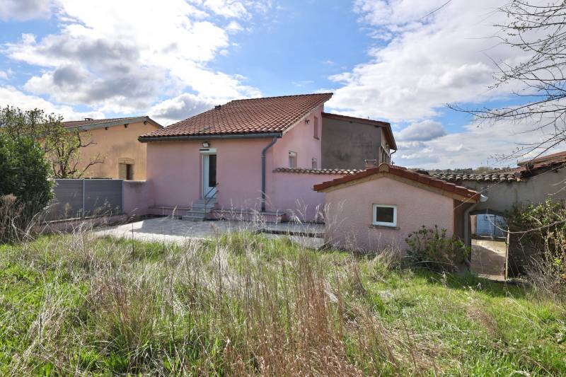 Habitation rénovée avec terrasse qui donne sur le terrain