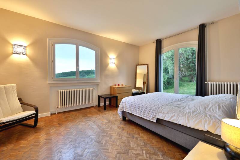 Disponible à la vente : belle maison avec piscine et grand jardin à La Fouillouse