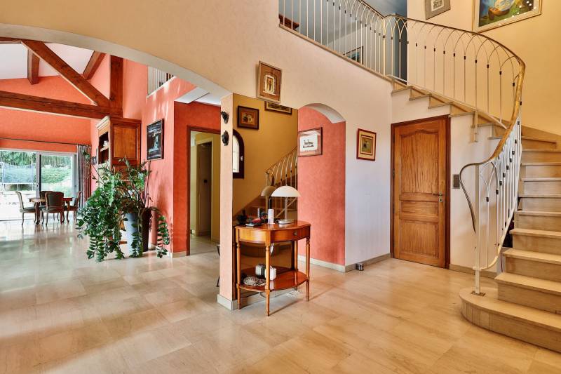 NEYRON - Maison familiale de 323m2 surplombant le parc de Miribel-Jonage