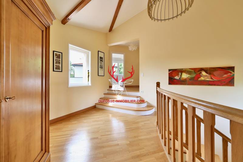 vaste pallier avec plafond cathédrale