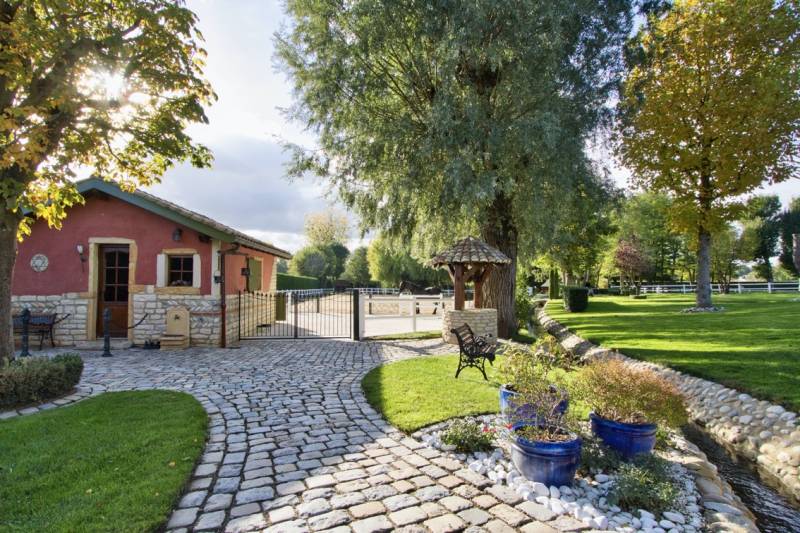 Propriete piscine étang box chevaux Villefranche-sur-Saône Sainte-Euphémie au calme avec étang, piscine, grand terrain, 5 chambres