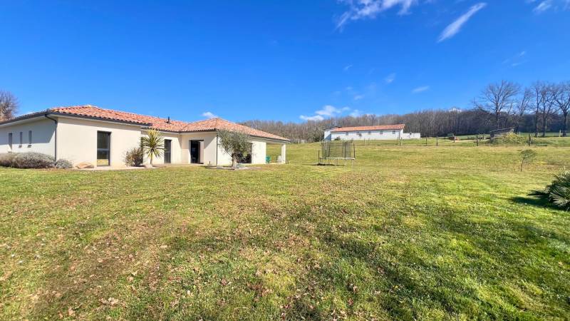 Propriété équestre alliant confort et fonctionnalité en Hautes-Pyrénées