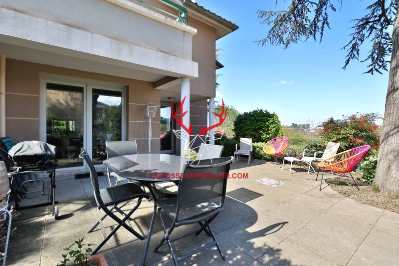 Salon ouvrant sur terrasse semi couverte baignée de lumière