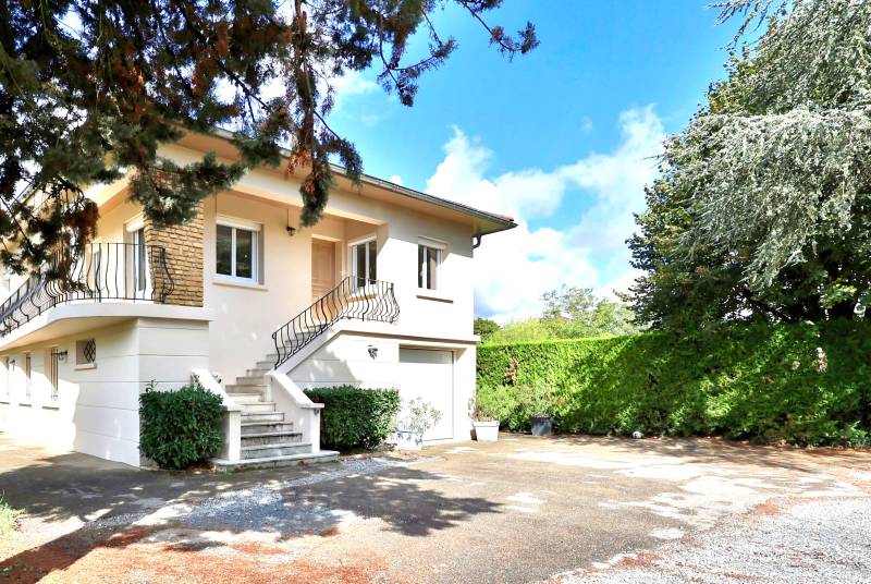 Maison à Fontaines-sur-Saône limite Caluire, quartier Le Vernay, au calme avec 5 chambres et possible extension