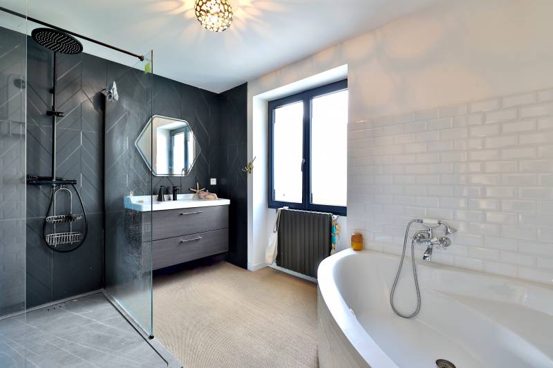 belle bâtisse ancienne rénovée Saint-Genis-les-Ollières  au calme, proche commodités