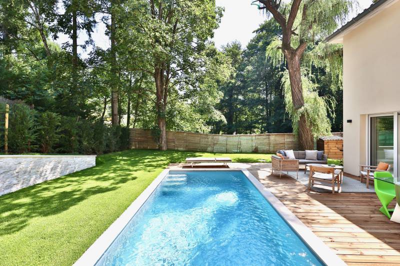 Belle maison rénovée à Saint-Cyr-au-Mont-d'Or, piscine récente, climatisation et matériaux haut-de-gamme