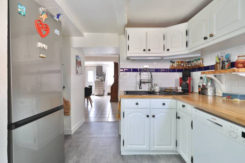 St Genis-les-Ollières. Cuisine équipée traversante 