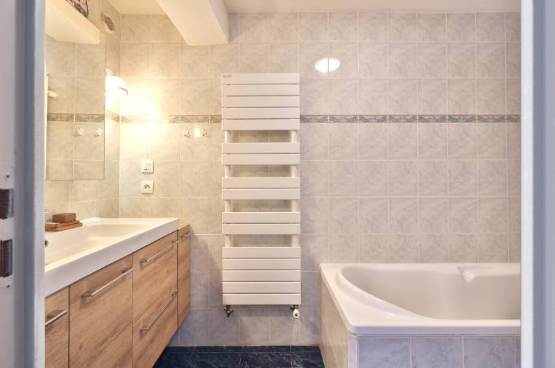 St Genis-les-Ollières. Salle de bain au rdc  avec sèche serviette 
