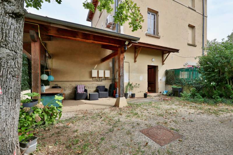Saint-Genis-Laval, petit extérieur en bas de l'appartement pour prendre l'apéritif