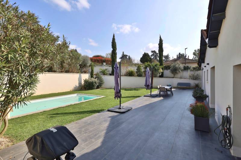 Maison Montanay, limite Neuville-sur-Saône, avec piscine de plain-pied