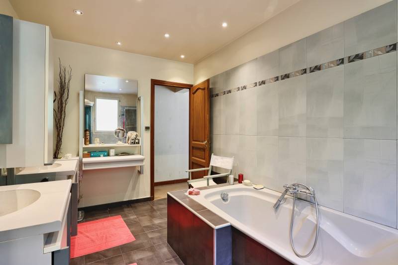NEYRON - Maison familiale de 323m2 surplombant le parc de Miribel-Jonage