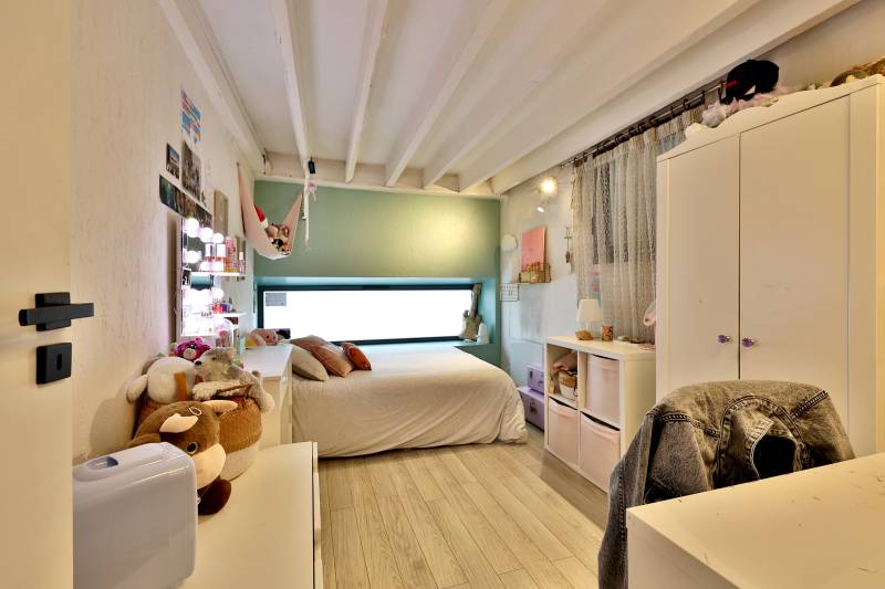 Villeurbanne, RARE maison/appartement atypique, avec patio et piscine chauffée, 4 chambres, grand sous-sol, au calme et au coeur de toutes les commodités