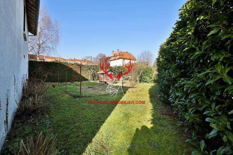 LYON 5 pelouse haies de lauriers terrain plat jeux pour enfants