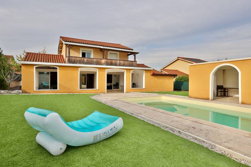Pierre-Benite, piscine chlore, pool house, cuisine d'été